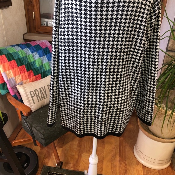 DRESSBARN SIZE 22/24 BLACK & WHITE HOUNDSTOOTH BUTTON UP LONG SLEEVE CARDIGAN - Picture 6 of 6